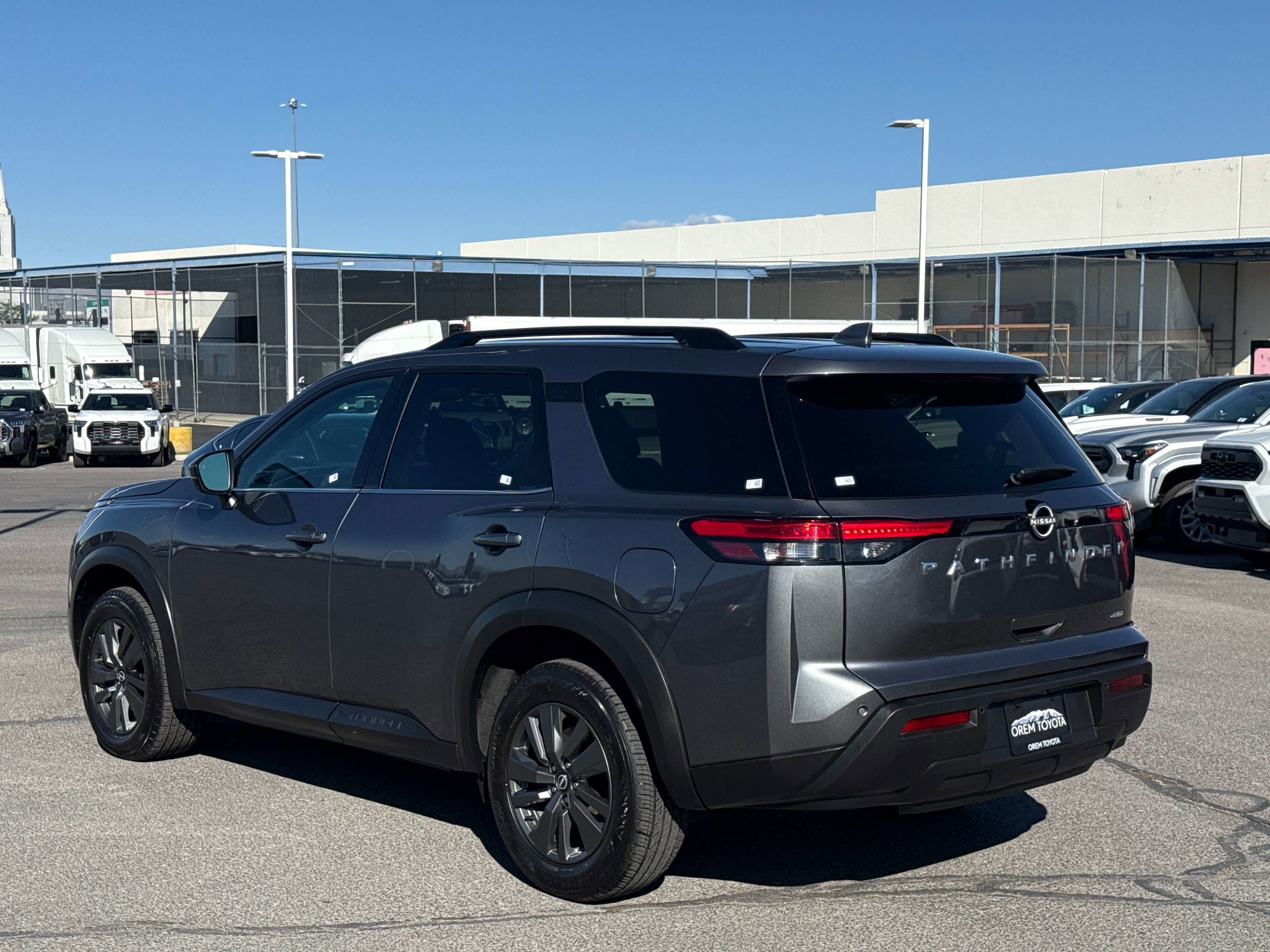 2025 Nissan Pathfinder SV