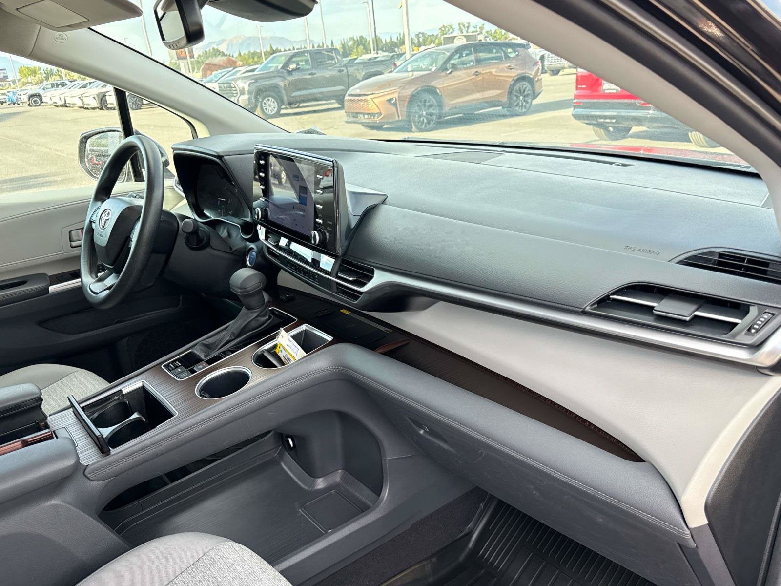2024 Toyota Sienna LE