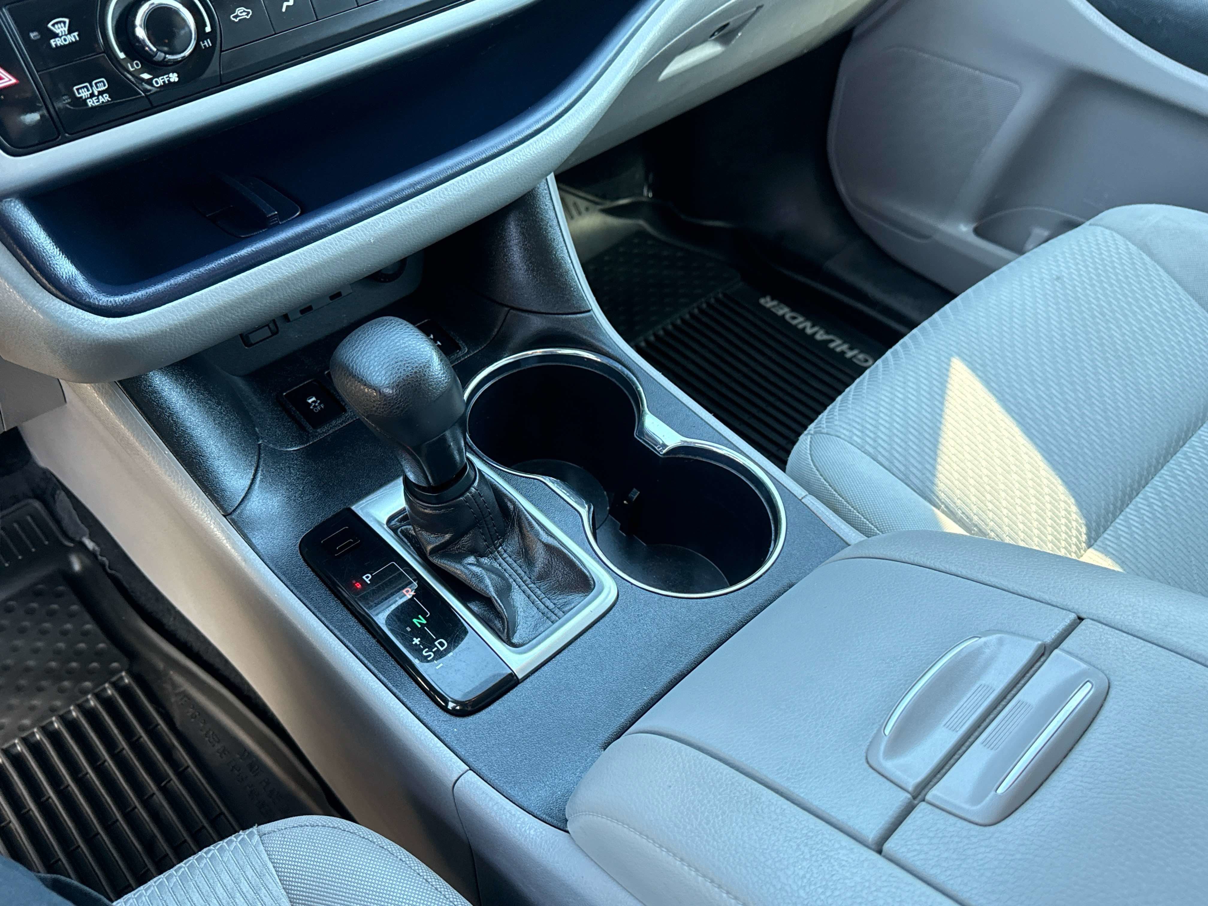 2019 Toyota HIGHLANDER LE