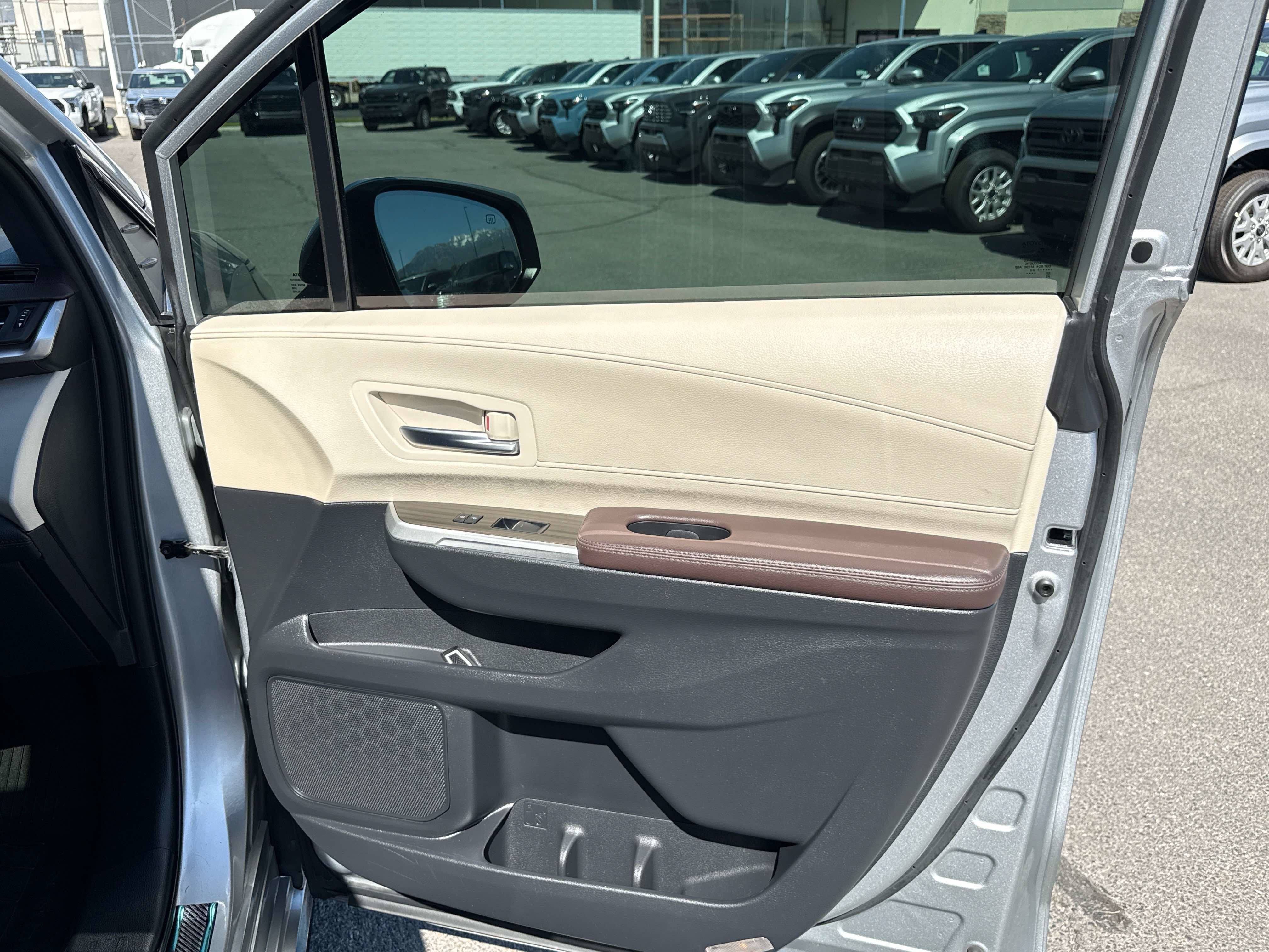2023 Toyota SIENNA PLATINUM Platinum