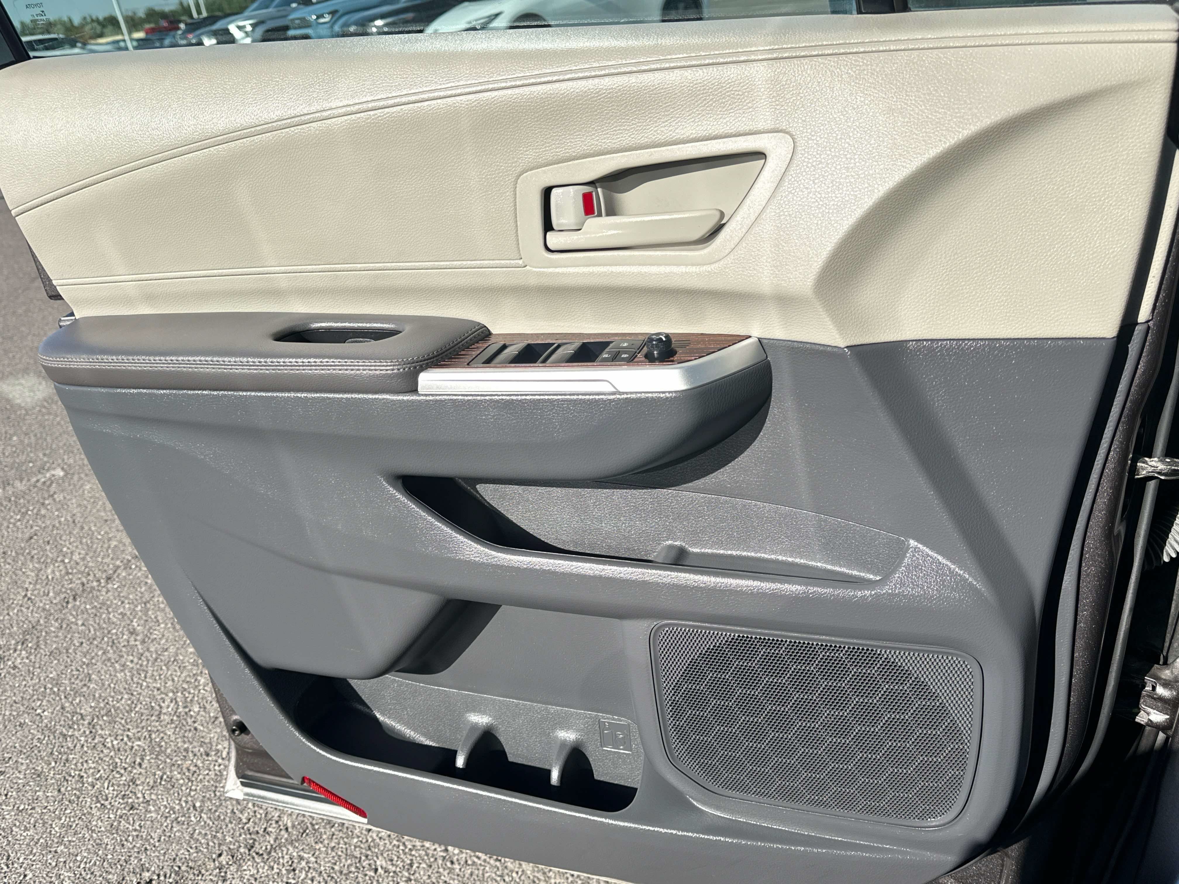 2024 Toyota Sienna LE