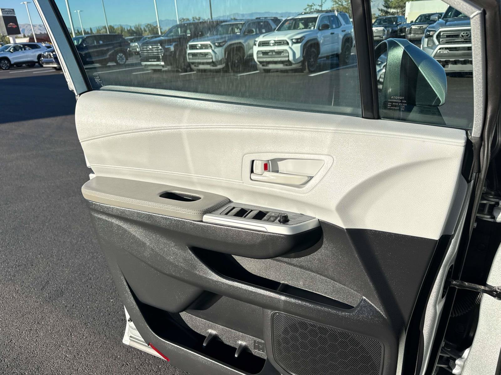 2025 Toyota Sienna LE