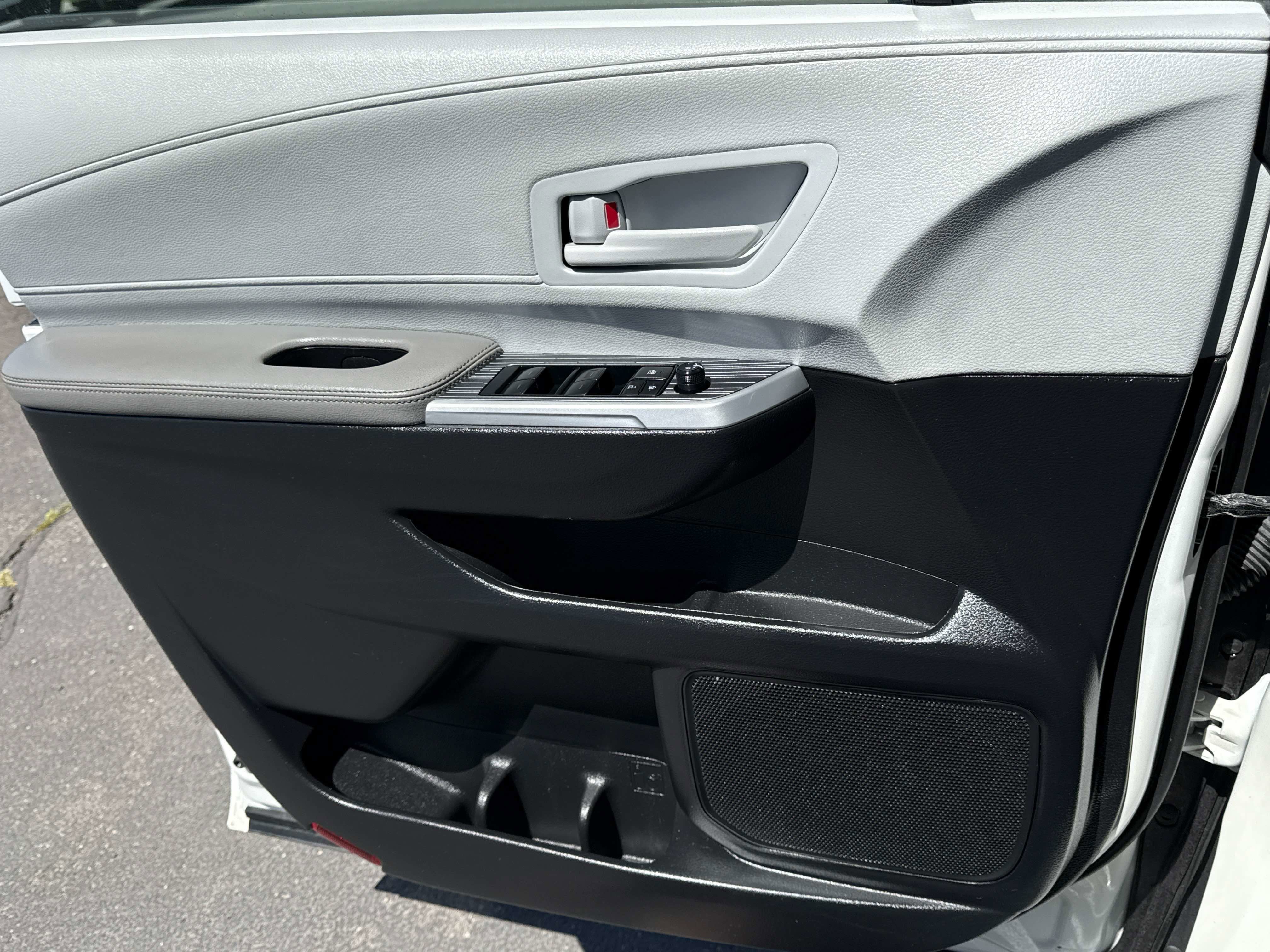 2025 Toyota SIENNA LE LE
