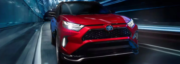 Un SUV Toyota rojo circulando por un túnel de noche